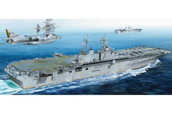 USS Boxer LHD-4 von HobbyBoss