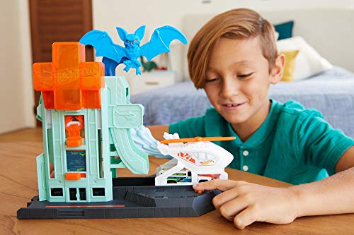 Hot Wheels GJK90 - City Bat-Blitz Krankenhausangriff Spielset zum Herumschieben und Geschichtenerzählen mit 1 Fahrzeug, Spielzeug ab 4 Jahren von Hot Wheels