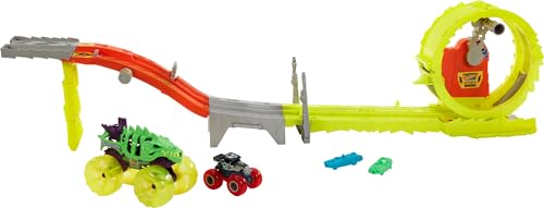 Hot Wheels Monster Trucks Trackset mit 2 Spielzeugtrucks: extragroßer Skelesaurus und 1 Bone Shaker im Maßstab 1:64, Race & Chase Challenge mit 2 zerdrückten Autos, HYT07 von Hot Wheels