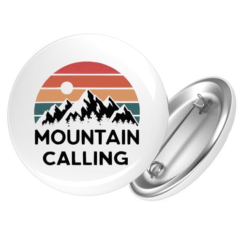 Huuraa Ansteckbutton Mountain Calling Berge Geschenk Größe 59mm Mountain Calling Accessoire von Huuraa