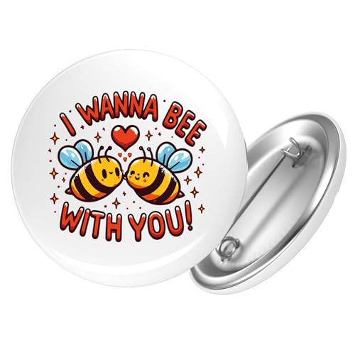 Huuraa Ansteckbutton Wanna Bee with you. Bienen Geschenk Größe 59mm Wanna Bee with you. Accessoire von Huuraa