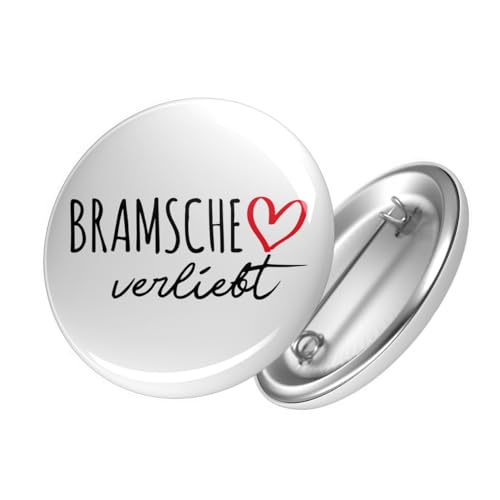 Huuraa Button Bramsche verliebt Ansteckbutton Größe 25mm mit Namen deiner Lieblingsstadt in Niedersachsen Geschenk Idee für Freunde und Familie von Huuraa