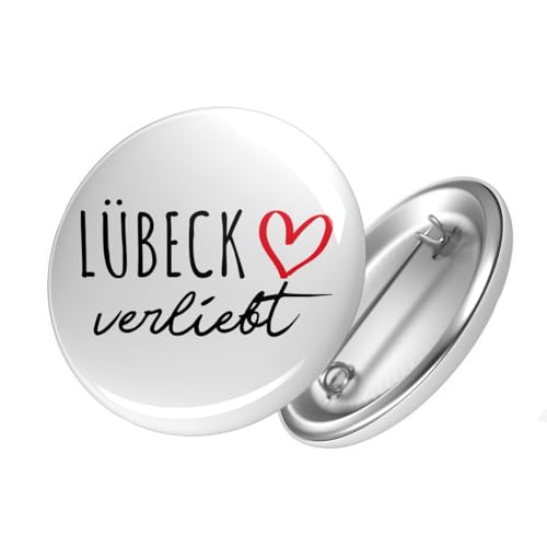 Huuraa Button Lübeck verliebt Ansteckbutton Größe 59mm mit Namen deiner Lieblingsstadt in Schleswig-Holstein Geschenk Idee für Freunde und Familie von Huuraa