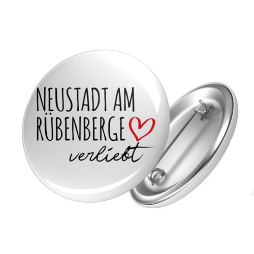 Huuraa Button Neustadt am Rübenberge verliebt Ansteckbutton Größe 59mm mit Namen deiner Lieblingsstadt in Niedersachsen Geschenk Idee für Freunde und Familie von Huuraa