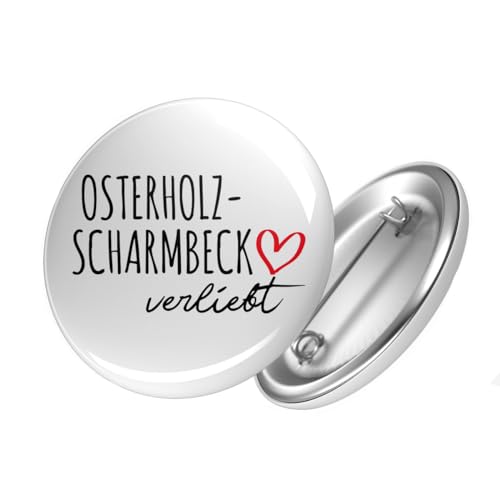 Huuraa Button Osterholz-Scharmbeck verliebt Ansteckbutton Größe 59mm mit Namen deiner Lieblingsstadt in Niedersachsen Geschenk Idee für Freunde und Familie von Huuraa