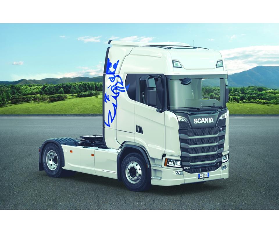 Scania 770 S V8 White Cab von Italeri