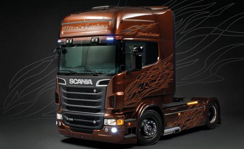 Scania R730 V8 Black Amber von Italeri