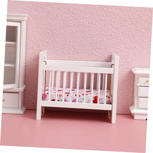 JOINPAYA Miniatur Puppenhaus Babybett Weiß Verarbeitung Glatte Oberfläche Robustes Mini Kinderbett Modell für Puppenhäuser Fördert Kreativität und Kognitive Entwicklung bei Kindern JOINPAYA Miniatur Puppenhaus Babybett Weiß Verarbeitung Glatte Oberfläche Robustes Mini Kinderbett Modell für Puppenhäuser Fördert Kreativität und Kognitive Entwicklung bei Kindern von JOINPAYA
