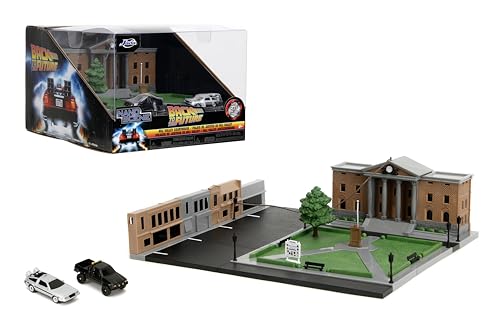 Jada Nanoscene Back to The Future Hill Valley Courthouse Diorama - Film-inspiriertes Miniatur-Diorama inkl. 2 ikonischen Fahrzeugen (Time Machine & Toyota Pickup) - Sammelszene für Erwachsene und von Jada Toys