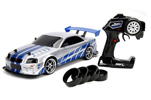 Jada Toys Fast & Furious RC Nissan Skyline GTR, R34, Driftfunktion, Ferngesteuertes Auto mit Funkfernsteuerung, Allradantrieb, 4 Ersatzreifen, USB Ladefunktion, Maßstab 1:10, blau/Silber von Jada Toys