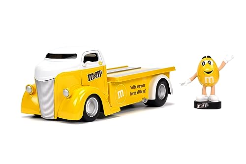 Jada Toys M&Ms Figur Yellow mit 1947er Ford COE Flatbed - Spielzeug-Set aus Modellauto und gelber M&M`s Figur, dekorativer Fanartikel aus Metall für Sammler & Schokoladen-Liebhaber, 18 cm von Jada Toys