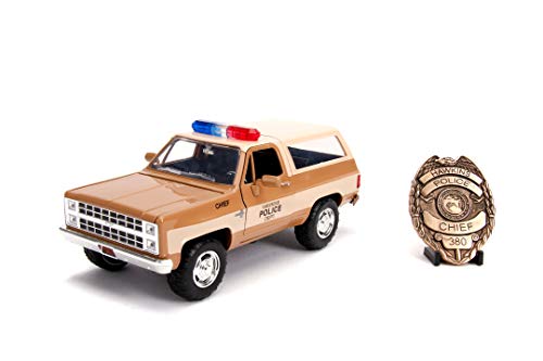 Jada Toys Stranger Things Hopper's 1980 Chevy K5 Blaze, Spielzeugauto aus Die-cast, Türen, Kofferraum & Motorhaube zum Öffnen, inkl. Sammelmünze, Maßstab 1:24, braun von Jada Toys