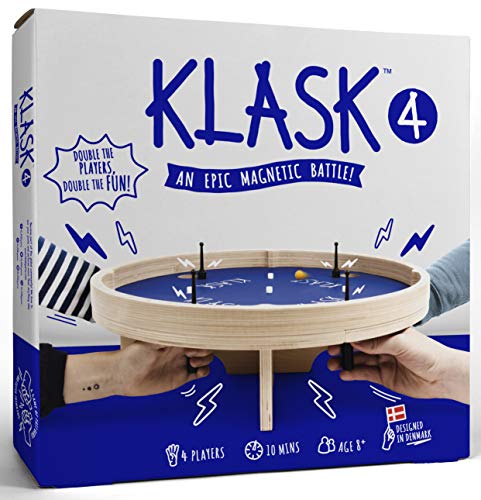 KLASK - Preisgekröntes Geschicklichkeitsspiel für 4 Spieler - Brettspiel für Familie, Erwachsene und Kinder - Magnetspiel aus Holz ab 8 Jahren - Familienspiel in Spiel des Jahres Empfehlungsliste von KLASK
