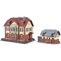 KIBRI 39315 H0 Eisenbahner-Wohnhaus mit Baugerüst und Nebengebäude von Kibri