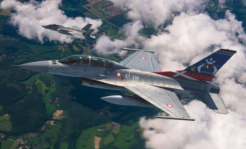 F-16B Denmark von Kinetic Model Kits