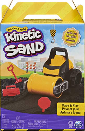 Kinetic Sand 6059399 Pave Play Construction with Vehicle 227g Black, for Kids Aged 3 and Up Sandspielzeug, Straßenbau-Set mit Fahrzeug und 227 g schwarzem Kinder von Kinetic Sand