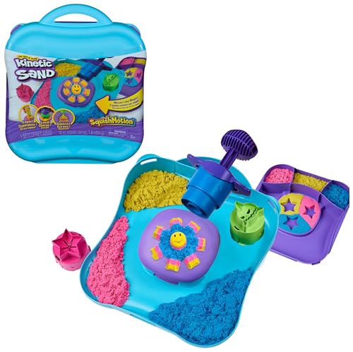 Kinetic Sand Squishy Spaß Spielset - mit 453 g original magischem Sand aus Schweden in DREI Farben, mit Stempel und 5 Werkzeugen für kreatives Indoor-Sandspiel, für Kinder ab 5 Jahren von Kinetic Sand