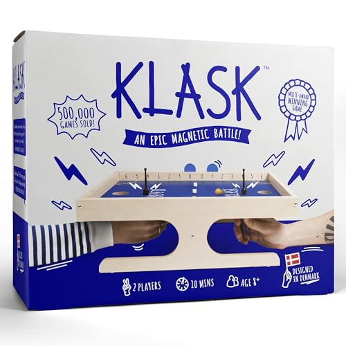 KLASK - Preisgekröntes Geschicklichkeitsspiel für 2 Spieler - Brettspiel für Familie, Erwachsene und Kinder - Magnetspiel aus Holz ab 8 Jahren - Familienspiel in Spiel des Jahres Empfehlungsliste von KLASK