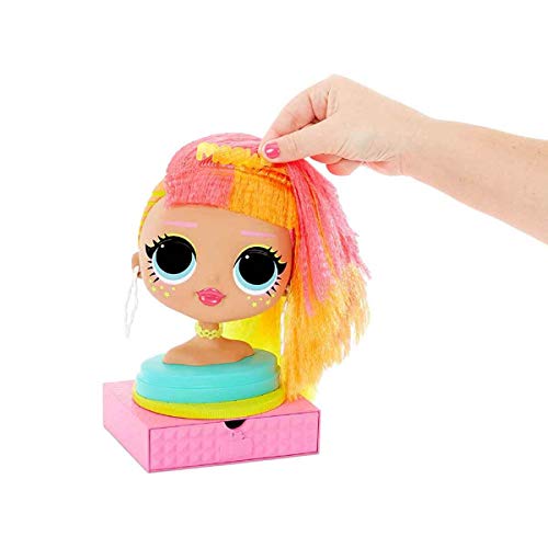 L.O.L. Surprise!, O.M.G. Styling Head Neonlicious – Frisierkopf mit 30 Überraschungen, Haar-Extensions, Zubehör, praktische Aufbewahrung, Wasser-Überraschung, Spielzeug für Kinder ab 3 Jahren, LLUB1 von L.O.L. Surprise!