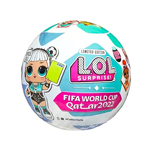 L.O.L. Surprise! X FIFA WM Katar 2022 Puppen in limitierter Auflage - ZUFÄLLIGE Auswahl - 7 Fußball Überraschungen, wie Outfit, Schuhe, Exklusive Sammelkarten und Accessoires - Ab 4 Jahren von L.O.L. Surprise!