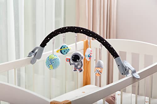 LADIDA Baby-Aktivitätsspielbogen mit Universalbeschlägen für Kinderwagen, Kinderwagen, Buggy, Autositz, geeignet ab der Geburt, Blauer Junge, Weltraum-Thema 133 von LADIDA