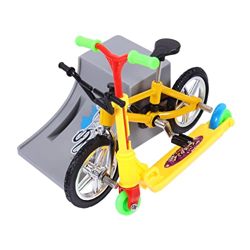 LALADEFIEE 1 Satz Fingerrad Mini-Skateboards Fingerspielzeug Mini-Scooter Fingerscooter fingerspiele Finger Skateboard zusammenklappbares Rollerspielzeug Brettspielspielzeug Plastik Yellow von LALADEFIEE