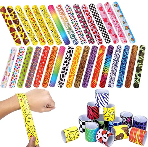 LATERN 100St Schlagband Ohrfeigen Armbänder, Schnappbänder Gastgeschenke mit Bunten Herzen Tierhaut Emoji Weihnachtsdrucke Slap Band für Kinder Party Bag Fillers von LATERN