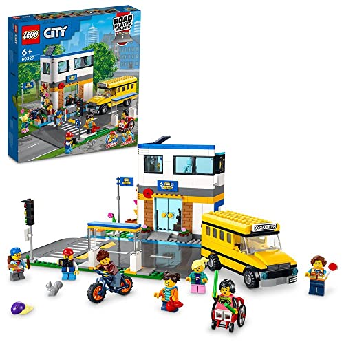 Lego 60329 City Schule mit Schulbus, 2 Klassenzimmern und Straßenplatten, Abenteuer-Spielzeug ab 6 Jahre für Mädchen und Jungen, Schultag in der Stadt, Geschenk für Kinder von LEGO