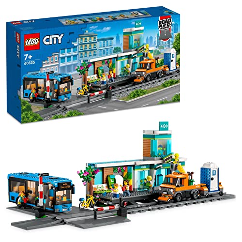 LEGO City Bahnhof, Spielzeug mit Schienen-LKW, Straßenplatte, Schienensegmenten, Spielzeugbus und Minifiguren, Geschenk für Kinder, Jungen und Mädchen, kombinierbar mit Anderen Sets 60335 von LEGO