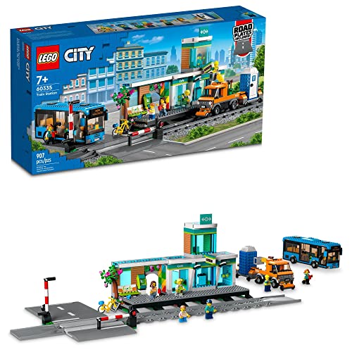 Lego 60335 City Der Bahnhof: Stadtabenteuer mit Bus, Hubwagen, 6 Minifiguren, Straßenschilder, kompatibel mit Stadtzug, Lernspielzeug für Kinder ab 7 Jahren, Geschenk von LEGO