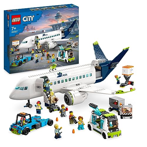 LEGO City Passagierflugzeug, großes Flugzeug-Modell mit Fahrzeugen des Flughafen-Bodenpersonals: Vorfeldbus, Pushback-Schlepper, Catering-Lader, Gepäckwagen und 9 Minifiguren, Geschenkidee 60367 von LEGO