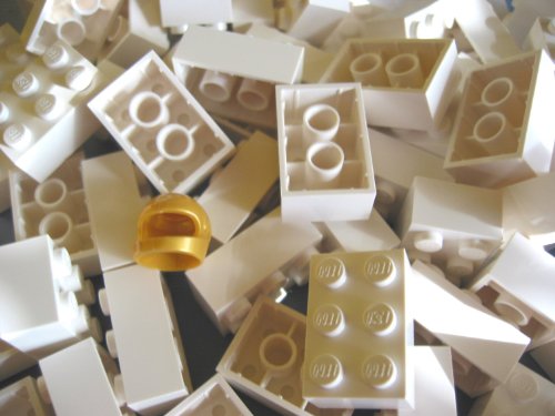 LEGO CITY - 50 Steine in weiss mit 2x3 Noppen plus 1 Helm in gold von LEGO