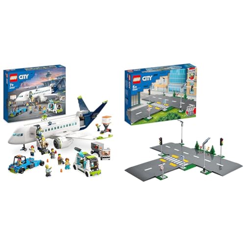 LEGO City Passagierflugzeug Spielzeug-Set & City Straßenkreuzung mit Ampeln, Bauset mit im Dunkeln leuchtenden Steinen 60304 von LEGO