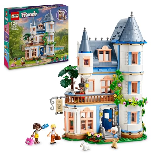 LEGO Friends Burg mit Ferienunterkunft, Hotel-Spielset für Kinder und Teenager ab 12 Jahren mit 4 Spielfiguren, Hund und Zubehör, Geschenkidee für Mädchen und Jungen 42638 von LEGO