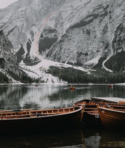 Braunes Boot auf einem See unter schneebedeckten Bergen – 1000-teiliges Papierpuzzle – perfekt als Ostergeschenk, 26 x 38 cm von LNTYW