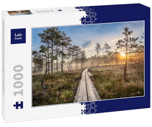 Lais Puzzle Aussicht vom Sumpf mit Holzpfad und schönem Sonnenaufgang am Herbstmorgen in Finnland 1000 Teile von Lais Puzzle