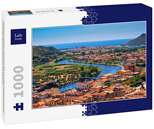 Lais Puzzle Sardinien, Italien - Panoramablick auf die Stadt Bosa am Fluss Temo mit dem Ferienort Bosa Marina an der Mittelmeerküste vom Hügel der Burg Malaspina aus gesehen 1000 Teile von Lais Puzzle