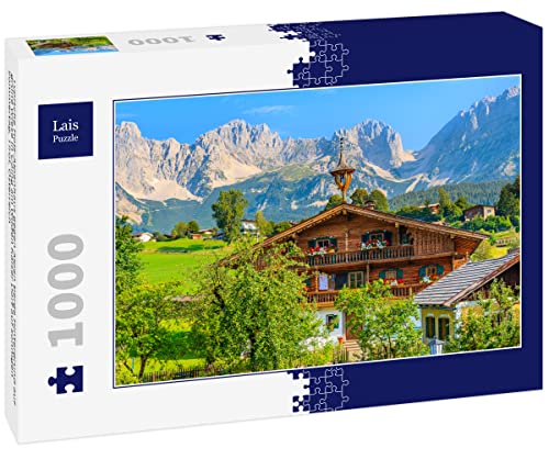 Lais Puzzle Typische Holz-Alpenhaus gegen Alpen Berge Hintergrund auf grüne Wiese in Going am Wilden Kaiser Dorf auf sonnigen Sommertag, Tirol, Österreich 1000 Teile von Lais Puzzle