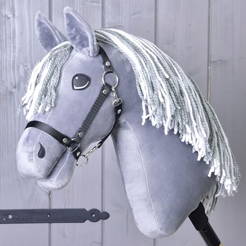 LarDen Hobby Horse Calypso mit schwarzem Halfter M, Stockpferd Für Kleine, HANDGEFERTIGTES Große Kinder mit Zubehör | Spielpferd, Pferd Zum Reiten Spielzeug, Hobby Horsing, Hobbyhorse von LarDen