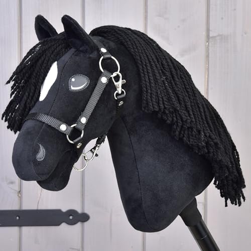 LarDen Hobby Horse - Schwarz Steckenpferd Cloony mit Halfter M, HANDGEFERTIGTES Stockpferd Für Kleine, Große Kinder mit Zubehör | Spielpferd, Pferd Zum Reiten Spielzeug, Hobby Horsing, Hobbyhorse von LarDen