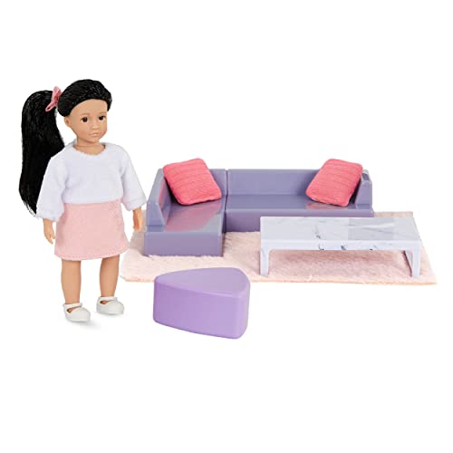 Lori – Kleine Puppe & Puppenhaus Möbel – 15 cm Mini Puppe & Puppenmöbel – mit Puppenzubehör & Puppenkleidung – Sofa, Tisch, Teppich, Kissen – Spielzeug für Kinder ab 3 Jahren – Yunis Sofa von Lori