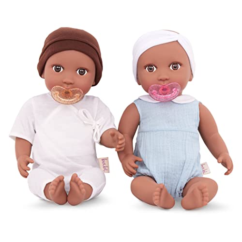 Babi - Zwillingspuppen - Braune Augen, Mütze und weißes Stirnband - 36 cm Neugeborene Zwillings-Baby-Puppen - Braune Augen & mittel-dunkler Hautton - Weicher Körper & abnehmbares Outfit - 2 Jahre + Babi - Zwillingspuppen - Braune Augen, Mütze und weißes Stirnband - 36 cm Neugeborene Zwillings-Baby-Puppen - Braune Augen & mittel-dunkler Hautton - Weicher Körper & abnehmbares Outfit - 2 Jahre + von LullaBaby