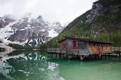 Brown Log Cabin Snowy Mountain, 300-teiliges Puzzle für Erwachsene, ideal für Spieleabende, lehrreiches und unterhaltsames Puzzle, ideal für Schul- und Familienspaßpuzzle von MMACPUZZLE