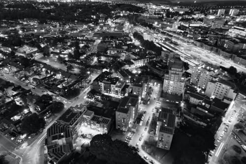 Schwarz-weiße Stadt bei Nacht – 7000-teiliges Holzpuzzle – modernes Art-Deco-Puzzlespiel-Geschenk von MMACPUZZLE