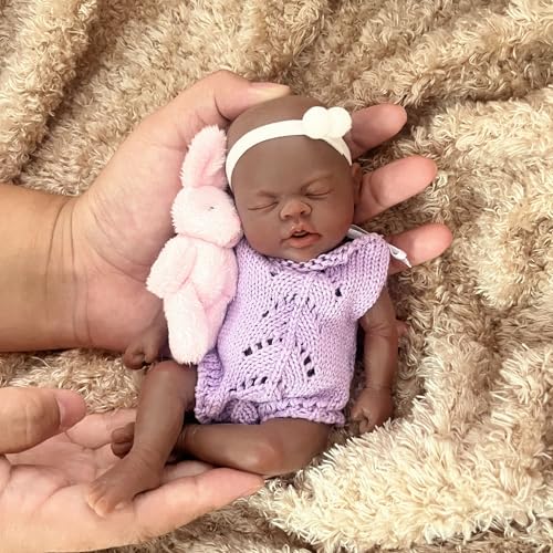 MYREBABY 17,8 cm Silikon Ganzkörper Reborn Babypuppe Mini Realistische Schwarz Neugeborene Puppe Das Aussehen Echte Babys Puppe Geschlossene Augen Schlafendes Baby Mädchen Weiche Anti-Stress-Puppe von MYREBABY