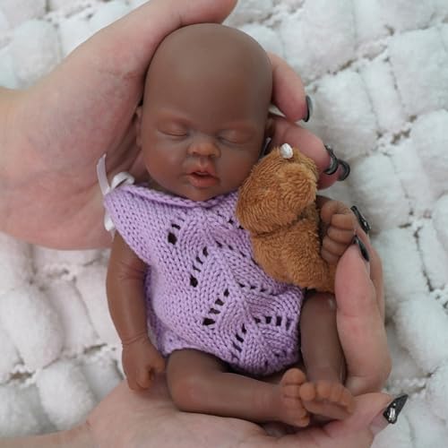MYREBABY Realistische Miniatur-Babypuppe aus Silikon, mit geschlossenen Augen, lebensechte Schlafpuppe, mit geschlossenen Augen, lebensechte Schlafpuppe, Schwarz, mit Kleidungszubehör von MYREBABY