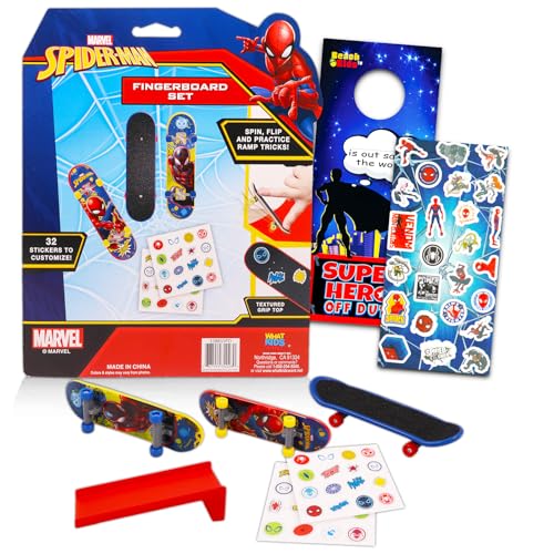 Marvel Spiderman Griffbrett-Spielzeug-Set, 3-teiliges Set mit Marvel Spiderman-Finger-Skateboard für Kinder, temporäre Tattoos und Türhänger (Superhelden-Partygeschenke) von Marvel