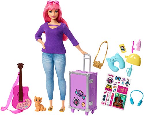 Barbie FWV26 -Puppe Daisy (kurvig mit pinkfarbenem Haar) und Kätzchen, Gitarre, aufklappbarem Koffer, Stickern und neun Accessoires, Spielzeug Geschenk für Kinder von 3-7 Jahren von Barbie