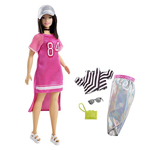 Mattel Barbie FRY81 Fashionistas Puppe mit Mode Geschenkset im silbernen Rock mit Kappe von Barbie