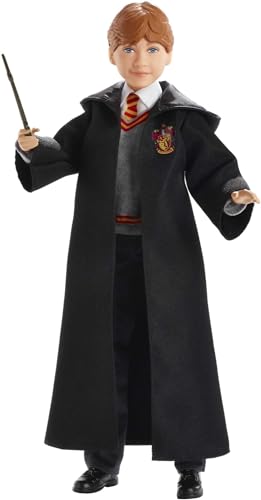 Mattel Harry Potter - Ron Weasley Sammlerpuppe (ca. 26 cm) mit Hogwarts-Uniform, Gryffindor-Robe und Zauberstab, Spielzeug ab 6 Jahren FYM52 von Mattel